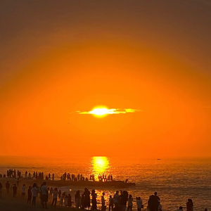 女人裸双乳被老头夹奶电影
