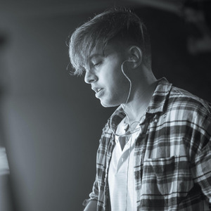 女人裸双乳被老头夹奶电影
